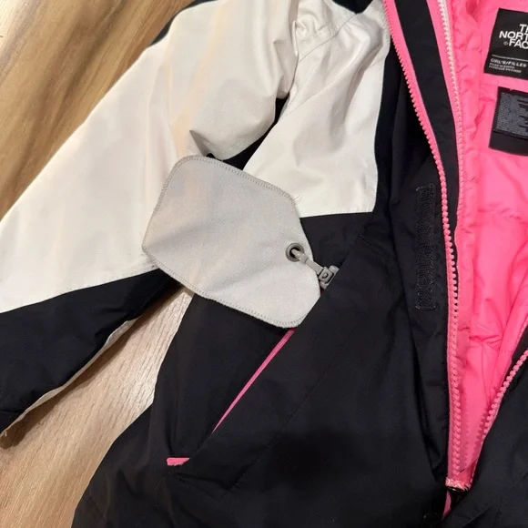 The North Face Black &White 2-in-1 Waterproof Jacket, size 7/8 & Gloves - Picture 4 of 8